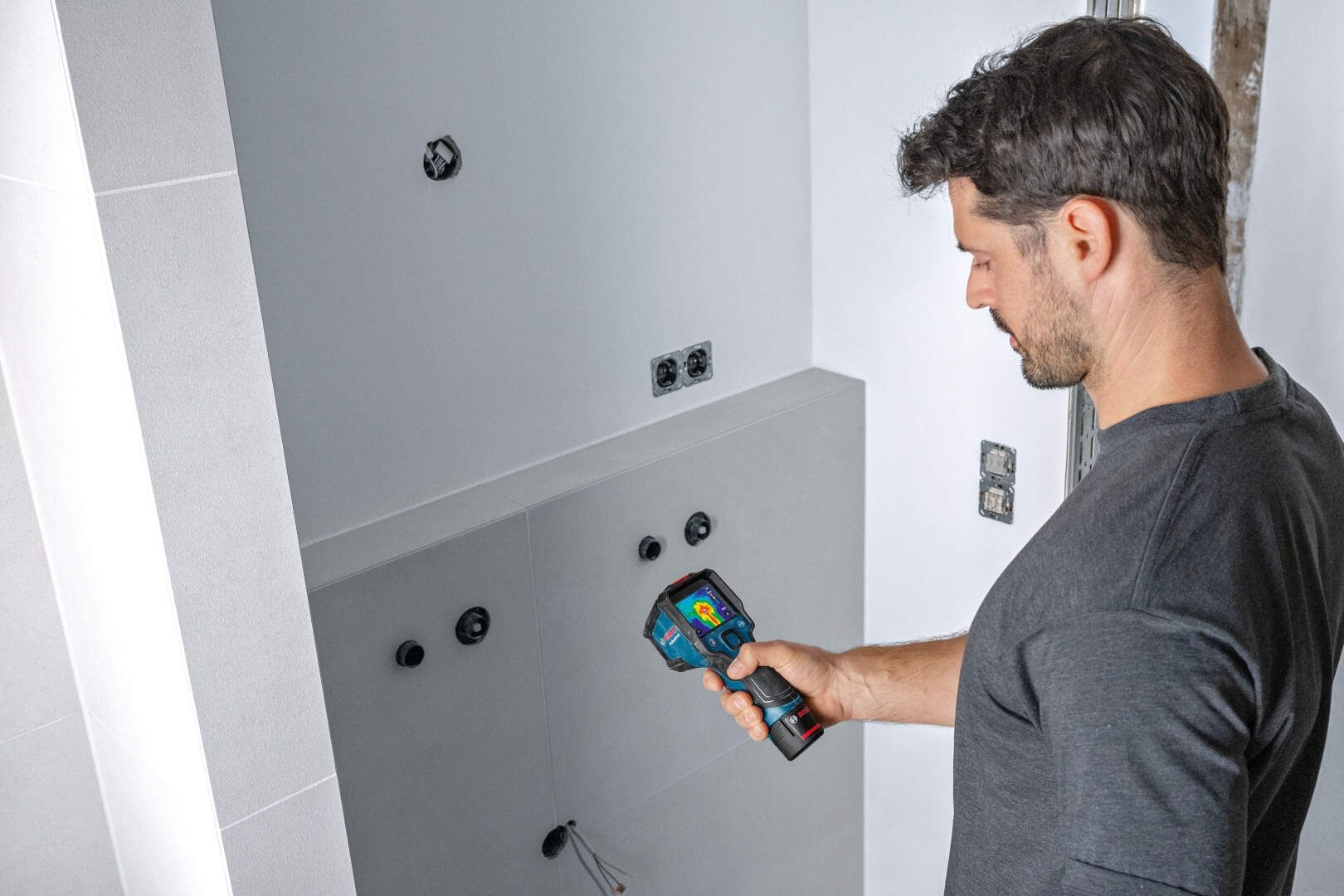 BOSCH GTC 12V-450-13 Termalna kamera 12V -20 do 450°C 1x2Ah punjač i L-Boxx kofer
