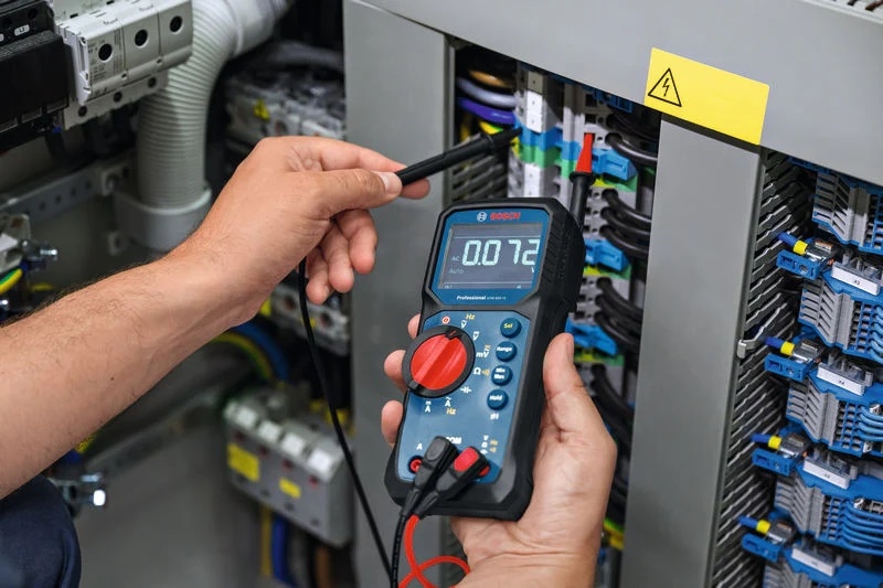 BOSCH GDM 600-15 Digitalni multimetar CAT III 600V IP65 LCD True RMS + MH1 magnetni držač