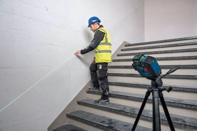 BOSCH GLL 80-33 G Laserski nivelir 30/80m zeleni zrak sa držačem LB 10 i DK 20 BA 3.7V kofer