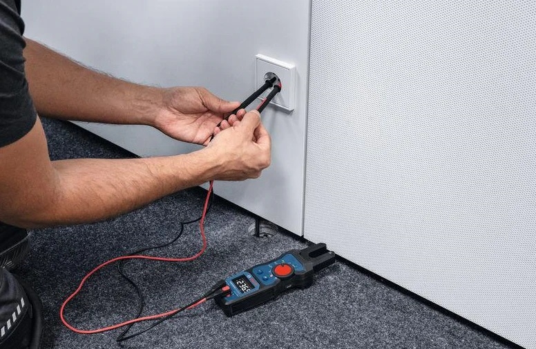 BOSCH GFM 1000-15 Digitalni viljuškasti multimetar CAT III/IV 1000/600V IP54 LCD True RMS